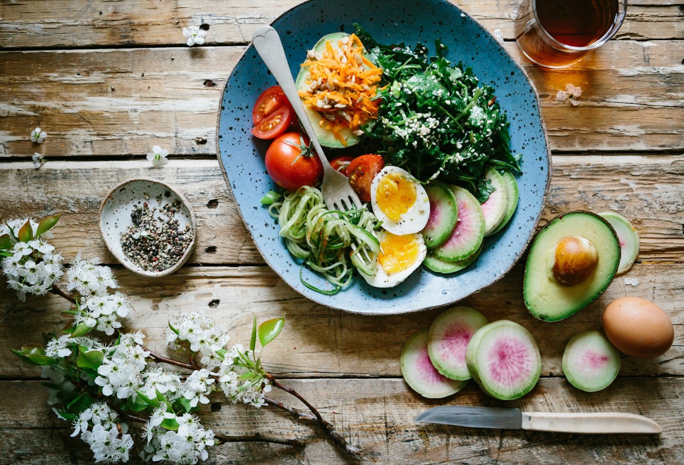 Healthy breakfast bowl with eggs and vegetables